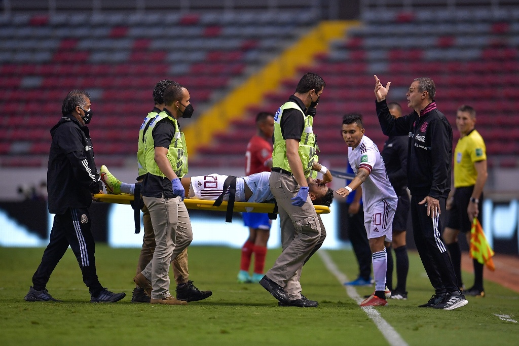 Alexis Vega sale en camilla tras lesión frente a Costa Rica (VIDEO)