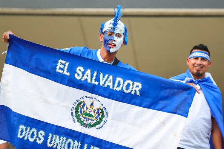 Comparan en El Salvador juego de México con una ‘masacre’ (FOTO)