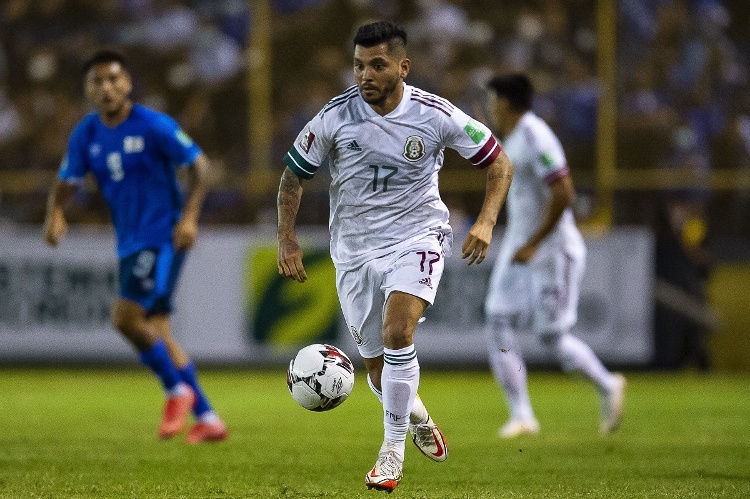 El Tri gana en El Salvador y lidera el camino al Mundial