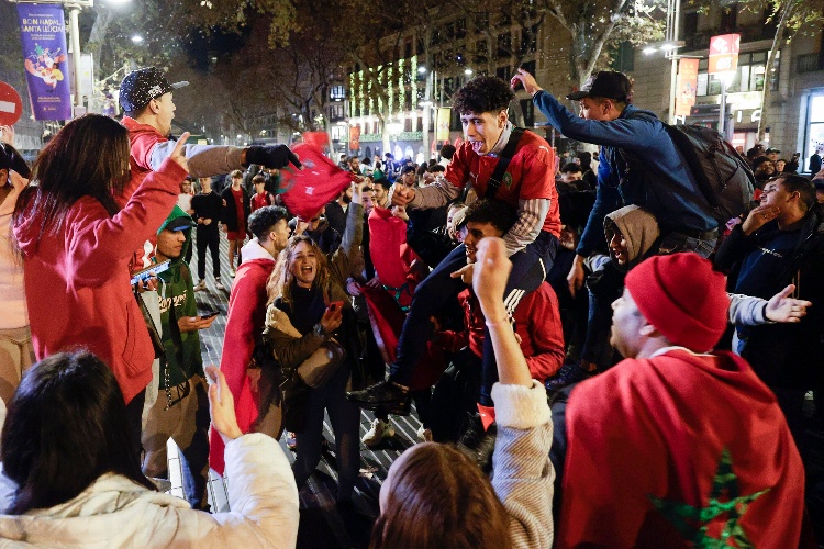 Fans de Marruecos provocan caos en Bélgica (VIDEO)