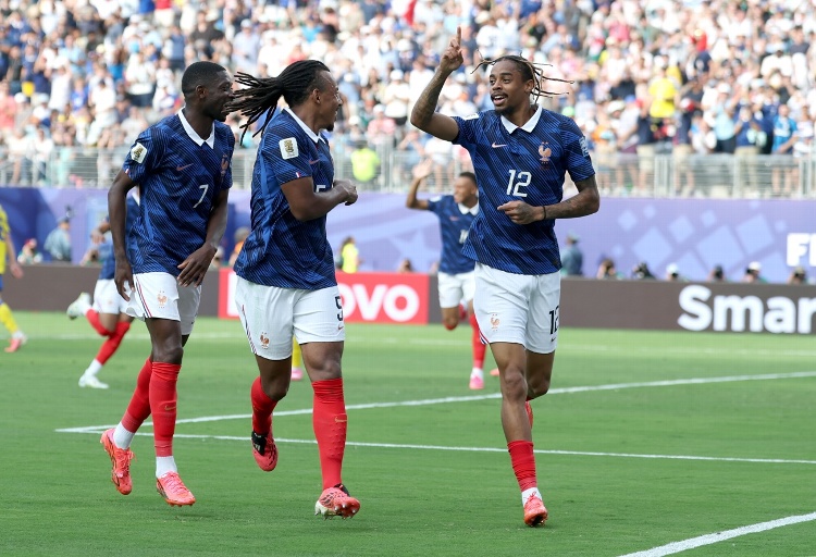 Francia golea a Suecia y avanza cómodamente a los octavos de final 