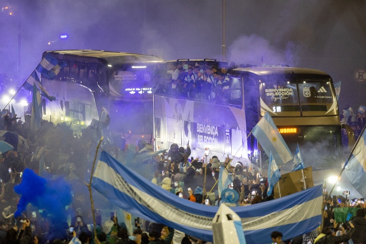 Jugadores de la selección argentina regresan a su país tras la final ante España