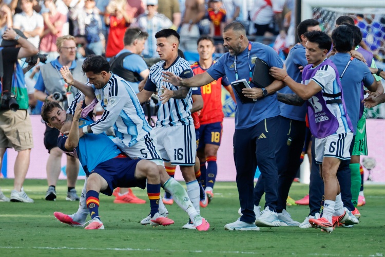 ¡Mal perdedor! Jugador de Argentina golpea a futbolistas de España tras la final del Mundial 2026 (VIDEO)