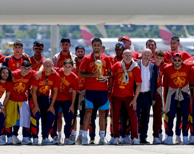 Selección de España aterriza en Madrid como campeones del mundo