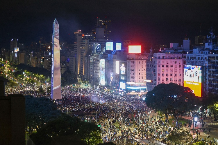 Miles de argentinos salen a las calles pese a perder la final del Mundial
