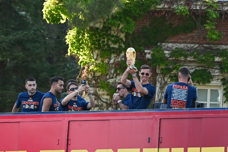 Selección de España ya desfila por Madrid como campeones del Mundo